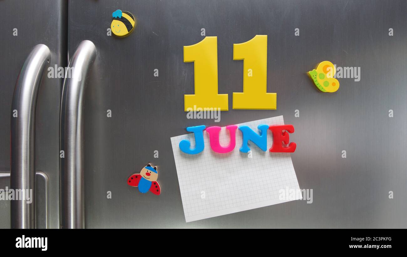 Juni 11 Kalenderdatum mit Kunststoff-Magnetbuchstaben mit einer Notiz von Graphitpapier auf Tür Kühlschrank gemacht Stockfoto