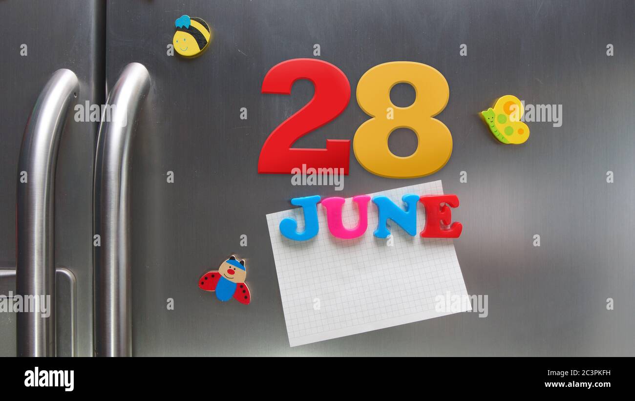 Juni 28 Kalenderdatum mit Kunststoff-Magnetbuchstaben mit einer Notiz von Graphitpapier auf Tür Kühlschrank gemacht Stockfoto