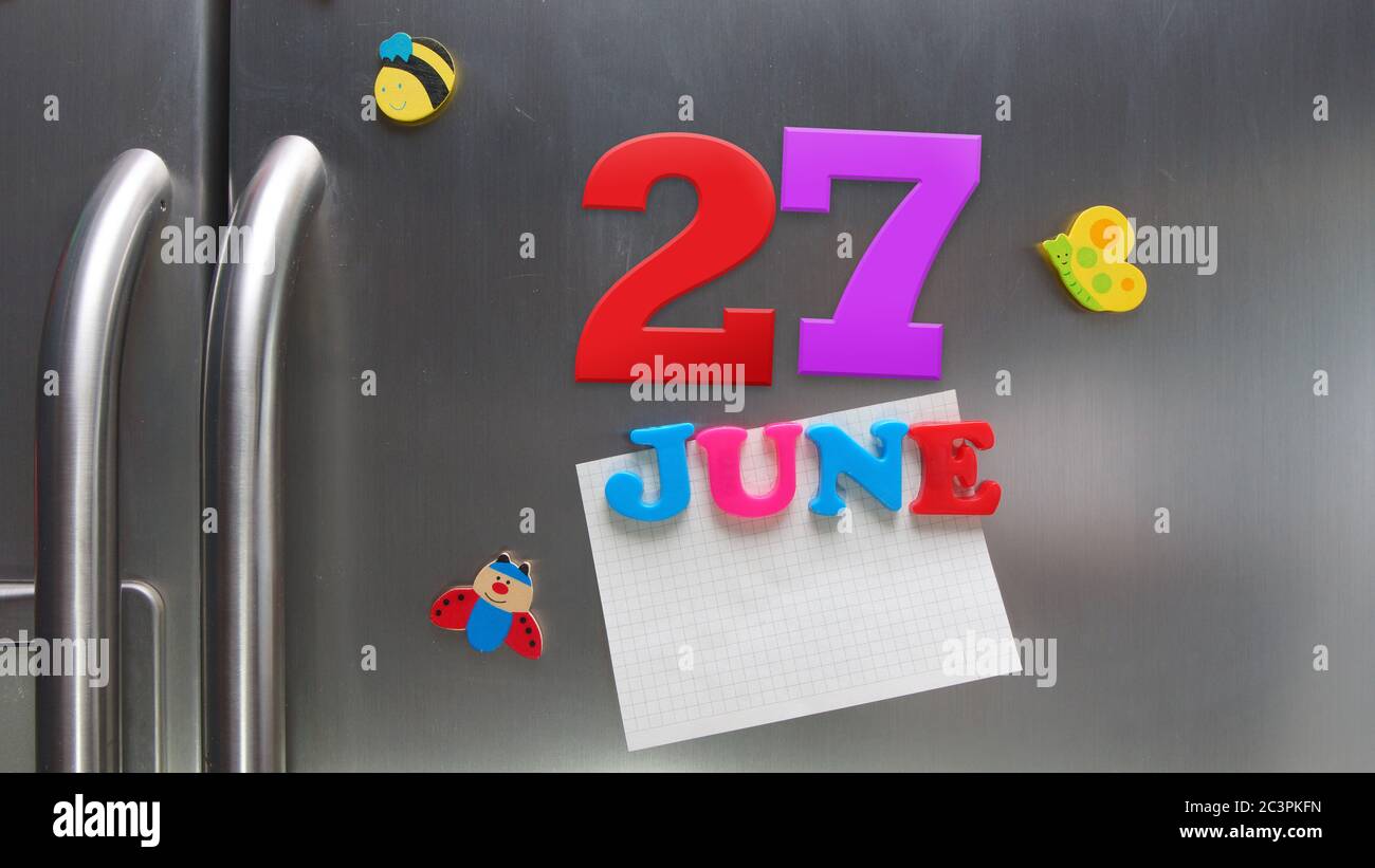 Juni 27 Kalenderdatum mit Kunststoff-Magnetbuchstaben mit einer Notiz von Graphitpapier auf Tür Kühlschrank gemacht Stockfoto