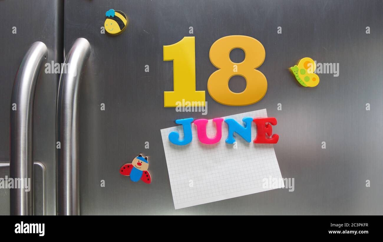 Juni 18 Kalenderdatum mit Kunststoff-Magnetbuchstaben mit einer Notiz von Graphitpapier auf Tür Kühlschrank gemacht Stockfoto