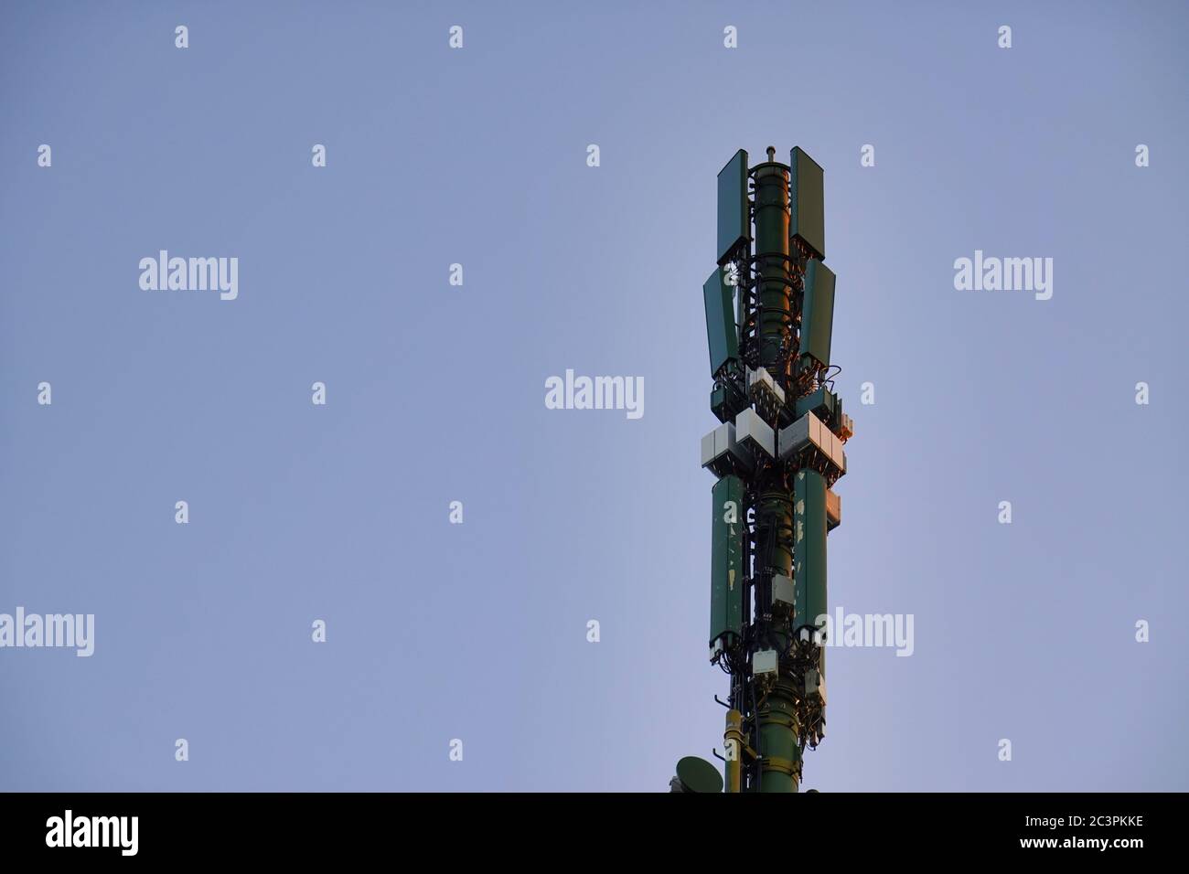 Nahaufnahme mobiler Mast – Zellstandort – Mobilfunkmast – Mobilfunkbasisstation Stockfoto