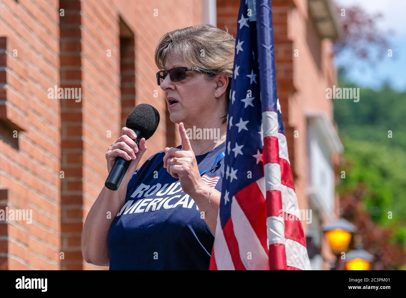 Darla Dickson, Mutter von Toughed, Pennsylvania State Police Trooper Bryon K. Dickson, spricht während einer pro-Polizei-Kundgebung.als Reaktion auf die BLM Mall UES, die im Gange sind, wurde eine friedliche pro-Polizei-Kundgebung in Milford, Pennsylvania organisiert. Stockfoto