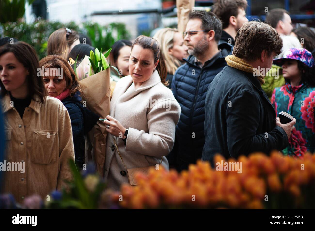 LONDON - 31. MÄRZ 2019: Kunden des Muttertags stöbern auf dem Columbia Road Flower Market durch die Frühlingsblüten. Stockfoto