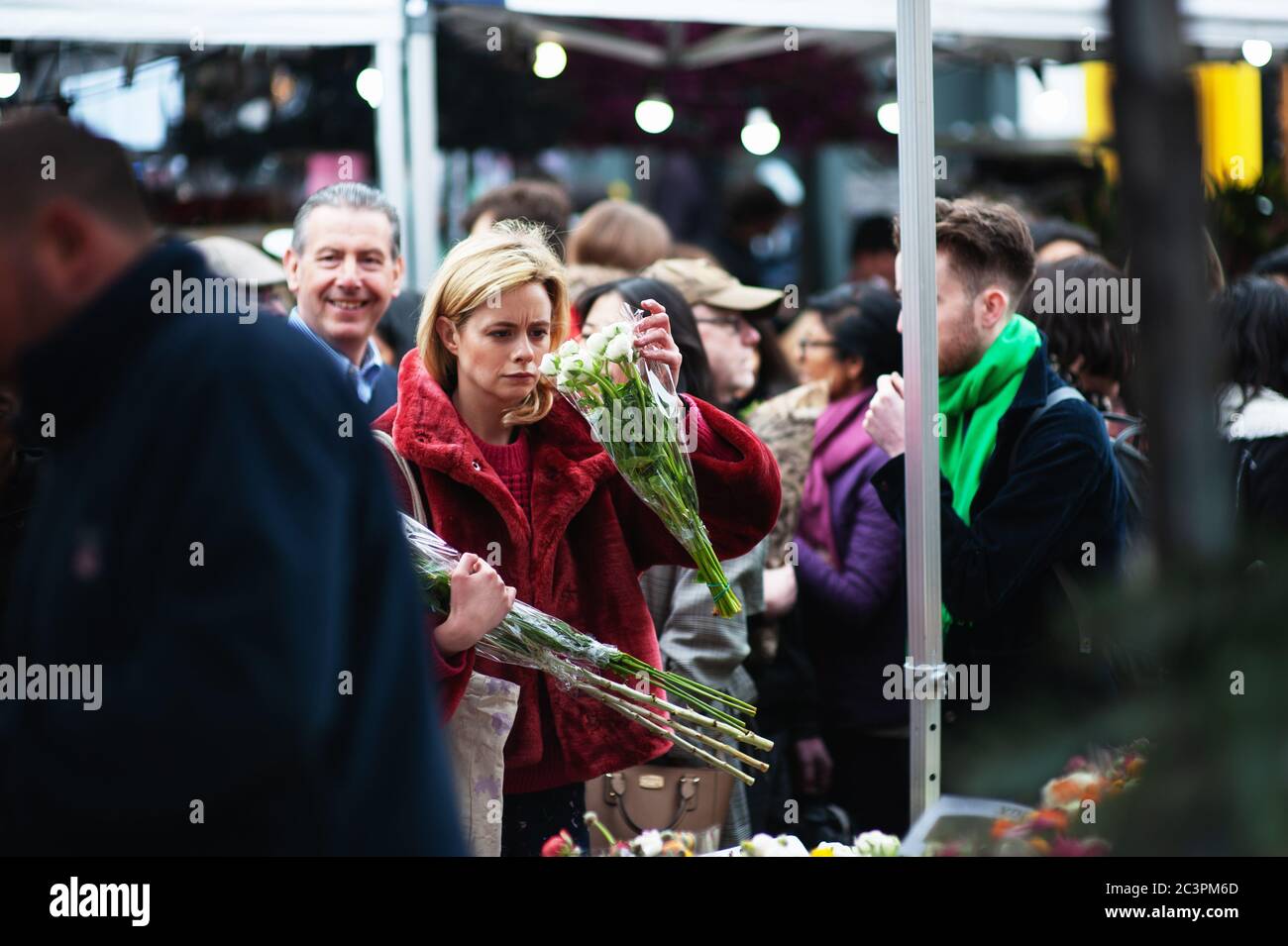 LONDON - 31. MÄRZ 2019: Kunden des Muttertags stöbern auf dem Columbia Road Flower Market durch die Frühlingsblüten. Stockfoto