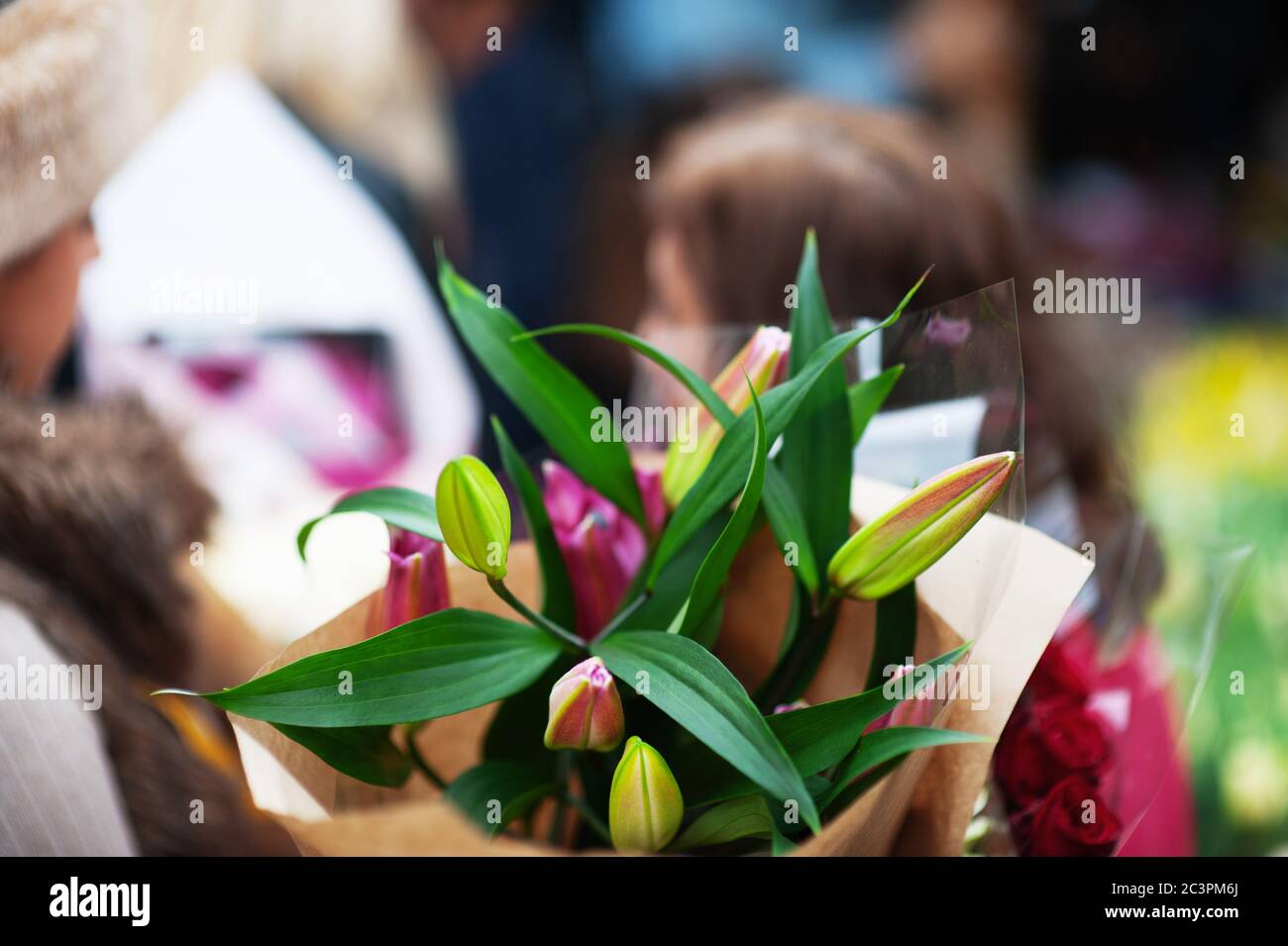 LONDON - 31. MÄRZ 2019: Kunden des Muttertags stöbern auf dem Columbia Road Flower Market durch die Frühlingsblüten. Stockfoto