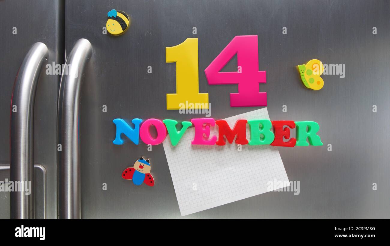 Kalenderdatum November 14 mit magnetischen Plastikbuchstaben mit einer Notiz von Graphitpapier auf Tür Kühlschrank gemacht Stockfoto