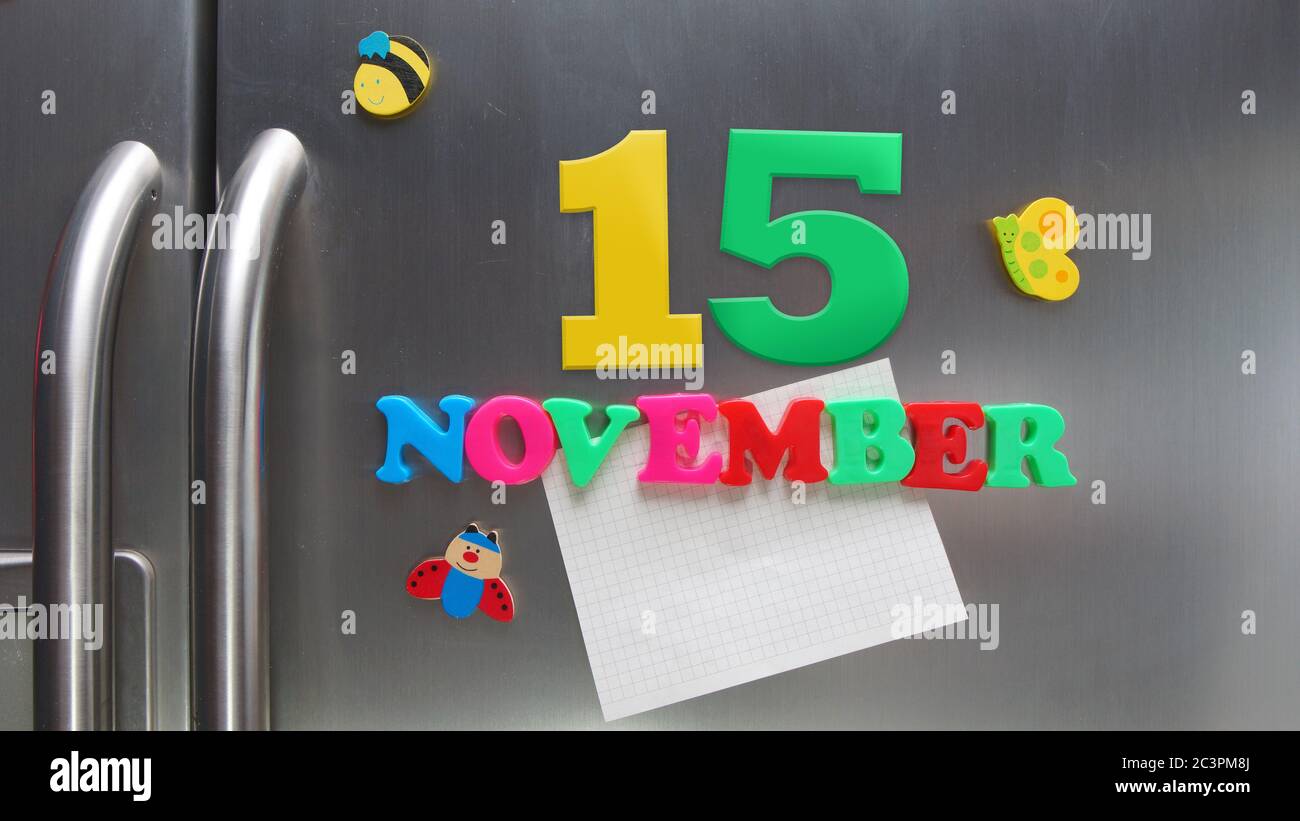Kalenderdatum November 15 mit magnetischen Plastikbuchstaben mit einer Notiz von Graphitpapier auf Tür Kühlschrank gemacht Stockfoto