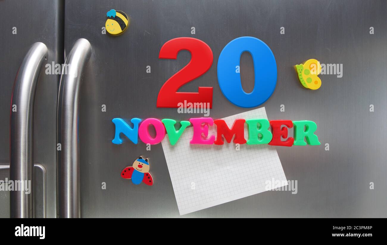 Kalenderdatum November 20 mit magnetischen Plastikbuchstaben mit einer Notiz von Graphitpapier auf Tür Kühlschrank gemacht Stockfoto