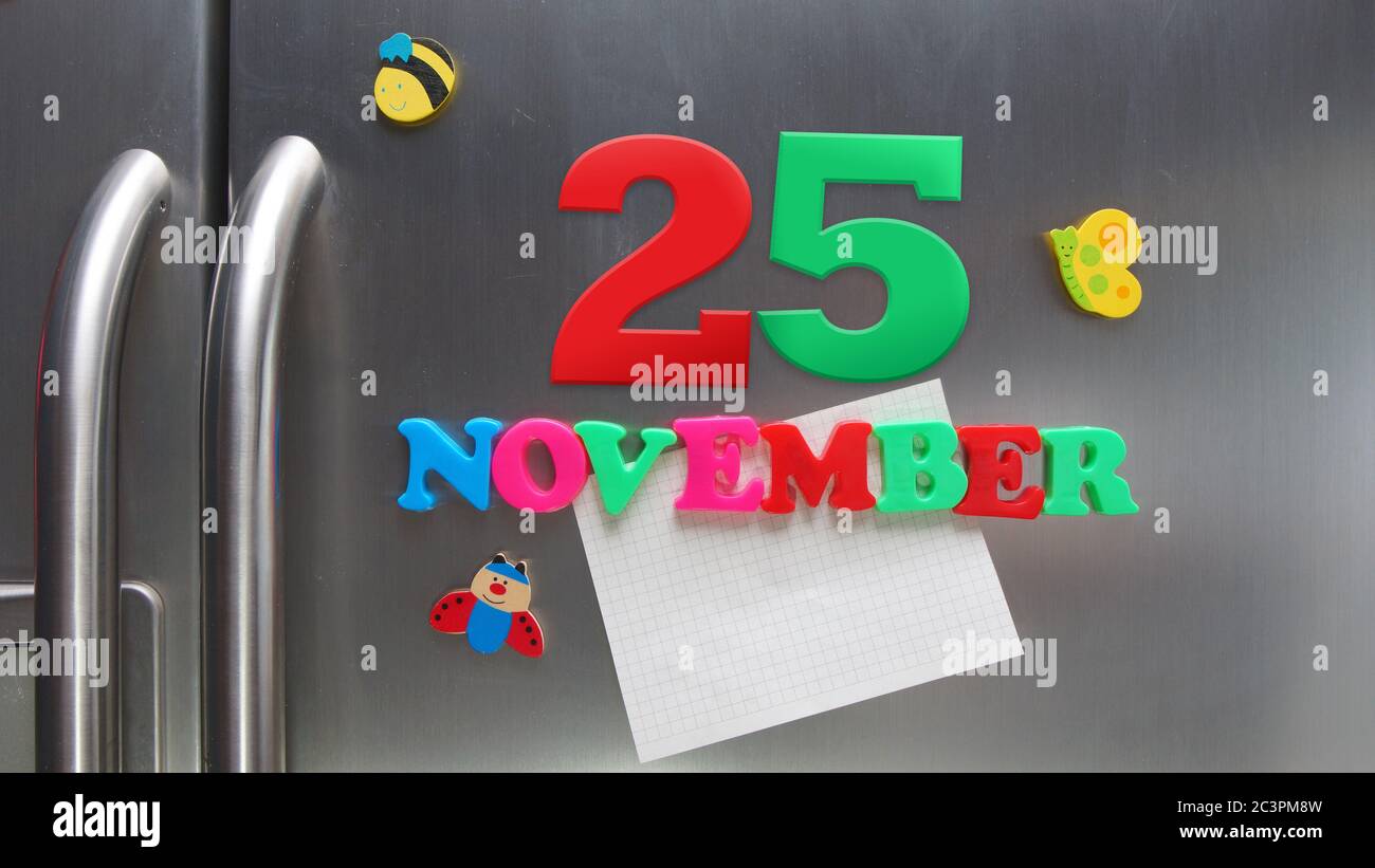Kalenderdatum November 25 mit magnetischen Plastikbuchstaben mit einer Notiz von Graphitpapier auf Tür Kühlschrank gemacht Stockfoto