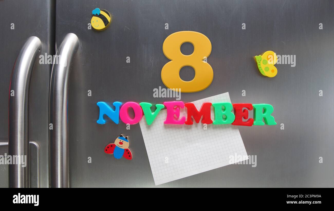 Kalenderdatum November 8 mit Kunststoff-Magnetbuchstaben mit einer Notiz von Graphitpapier auf Tür Kühlschrank gemacht Stockfoto