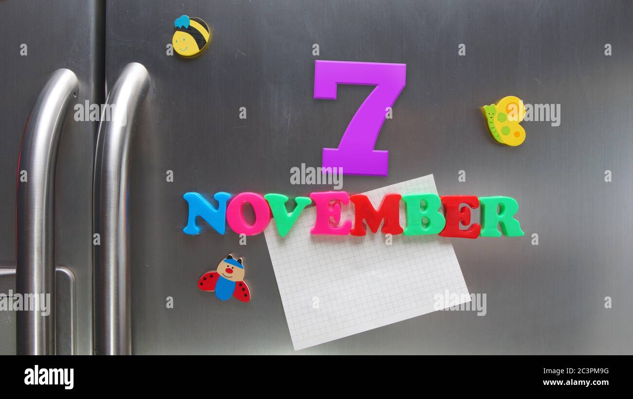7. November Kalenderdatum mit Kunststoff-Magnetbuchstaben mit einer Notiz von Graphitpapier auf Tür Kühlschrank gemacht Stockfoto