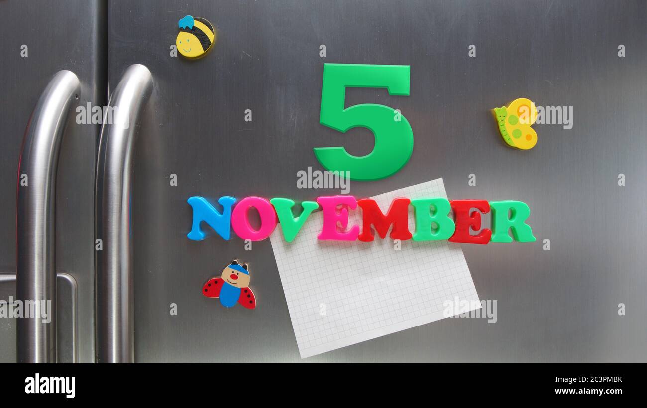 5. November Kalenderdatum mit Kunststoff-Magnetbuchstaben mit einer Notiz von Graphitpapier auf Tür Kühlschrank gemacht Stockfoto