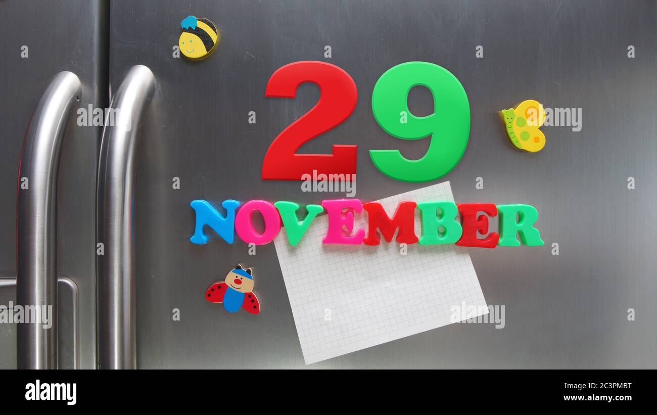 Kalenderdatum November 29 mit magnetischen Plastikbuchstaben mit einer Notiz von Graphitpapier auf Tür Kühlschrank gemacht Stockfoto