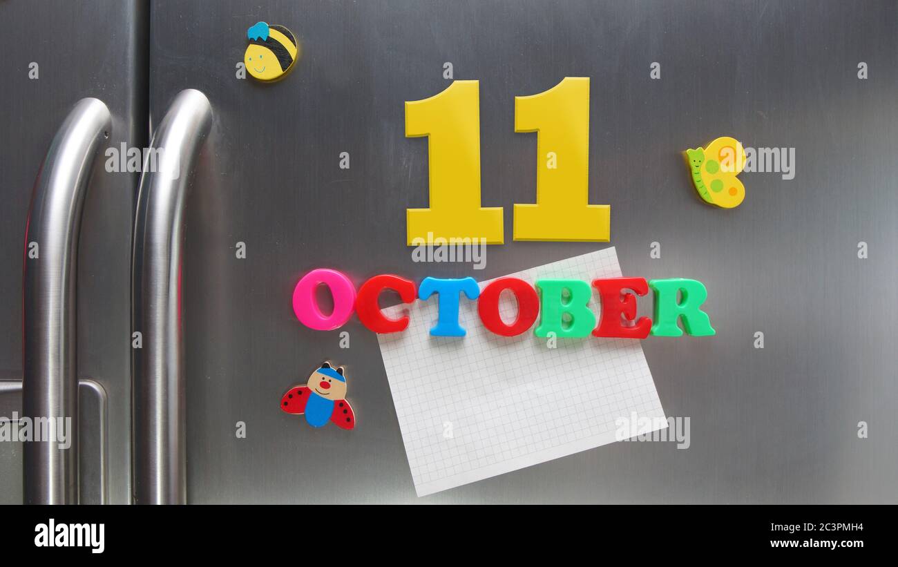 Oktober 11 Kalenderdatum mit Kunststoff-Magnetbuchstaben mit einer Notiz von Graphitpapier auf Tür Kühlschrank gemacht Stockfoto