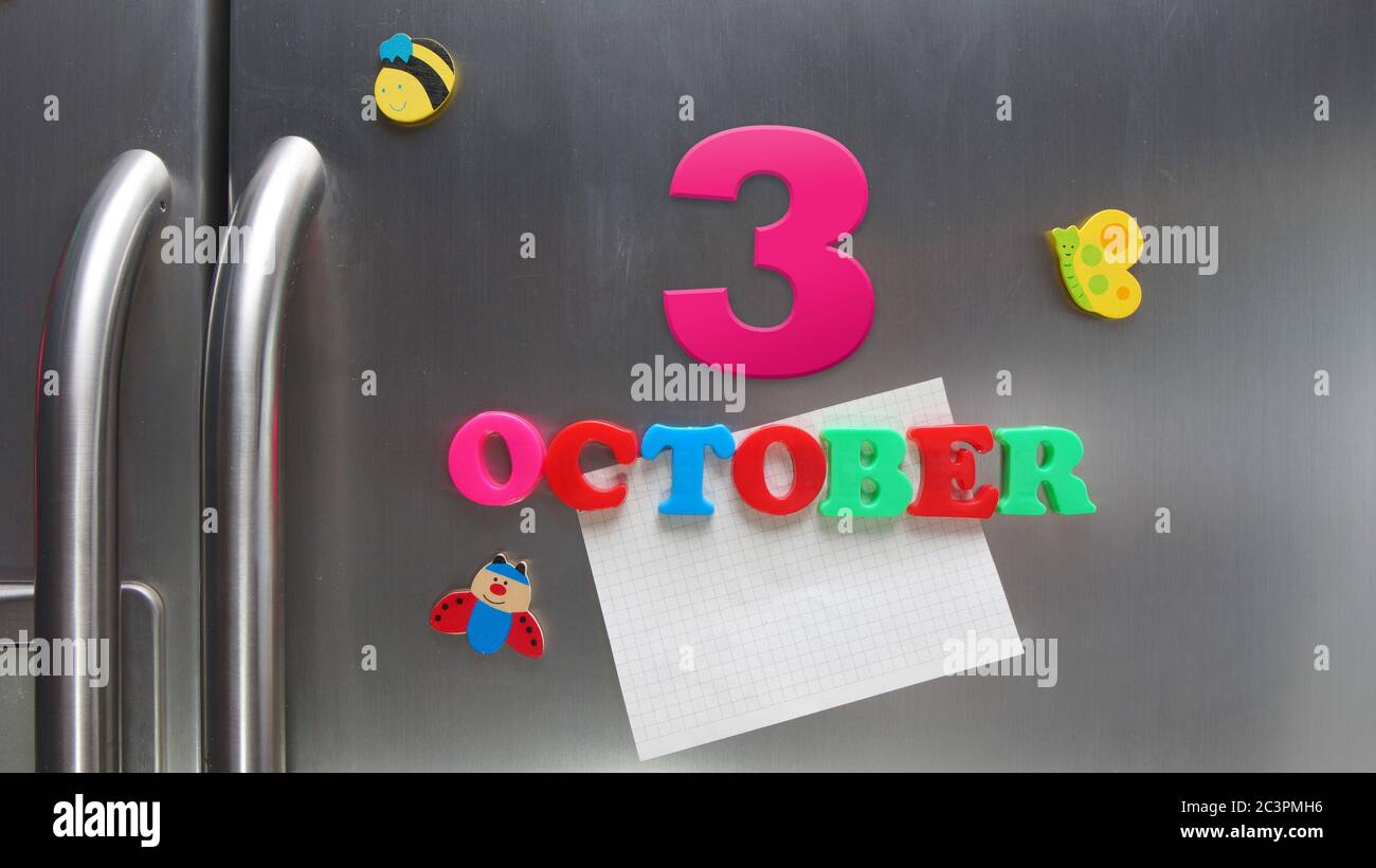 3. Oktober Kalenderdatum mit Kunststoff-Magnetbuchstaben mit einer Notiz von Graphitpapier auf Tür Kühlschrank gemacht Stockfoto
