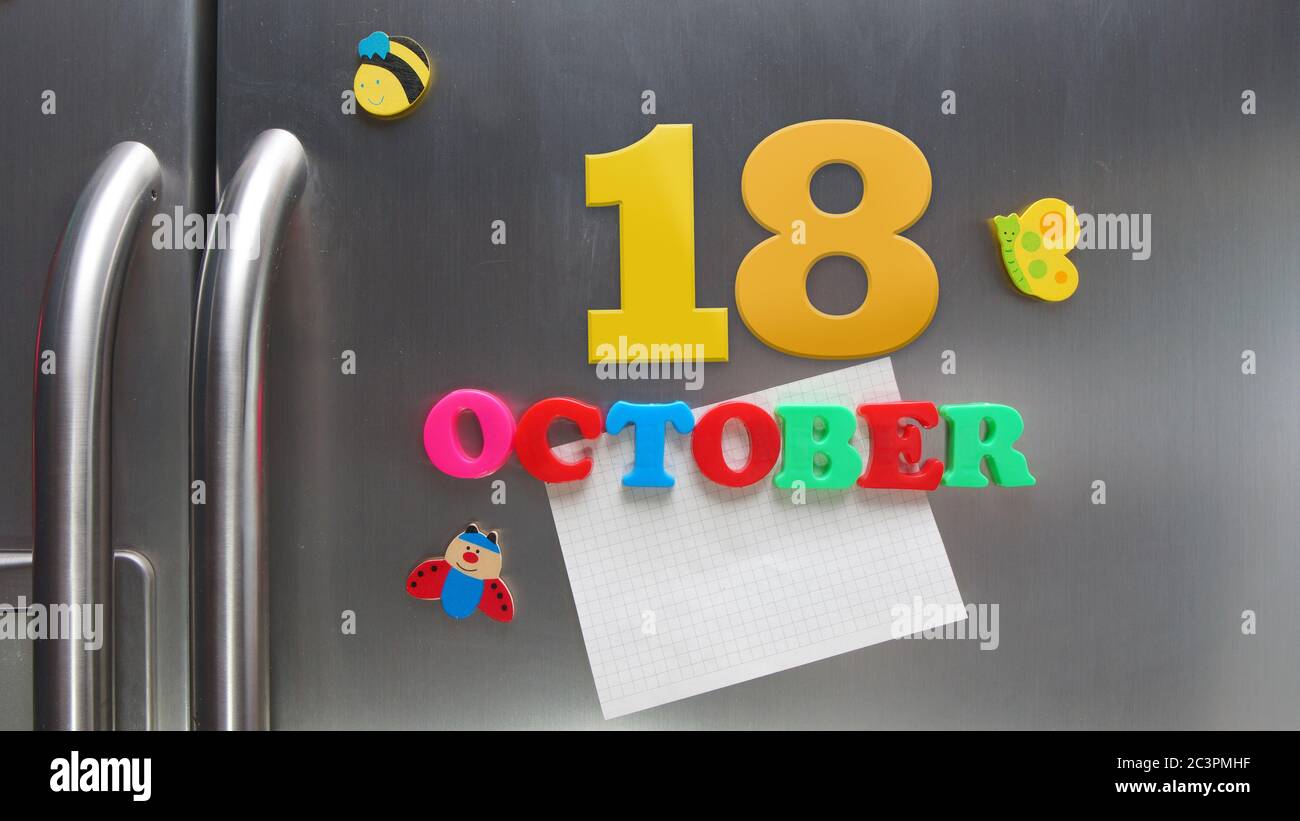 Oktober 18 Kalenderdatum mit Kunststoff-Magnetbuchstaben mit einer Notiz von Graphitpapier auf Tür Kühlschrank gemacht Stockfoto