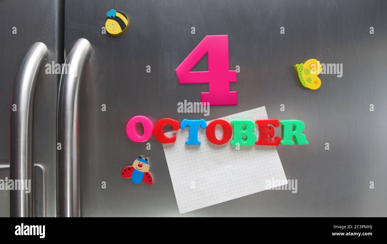 4. Oktober Kalenderdatum mit Kunststoff-Magnetbuchstaben mit einer Notiz von Graphitpapier auf Tür Kühlschrank gemacht Stockfoto