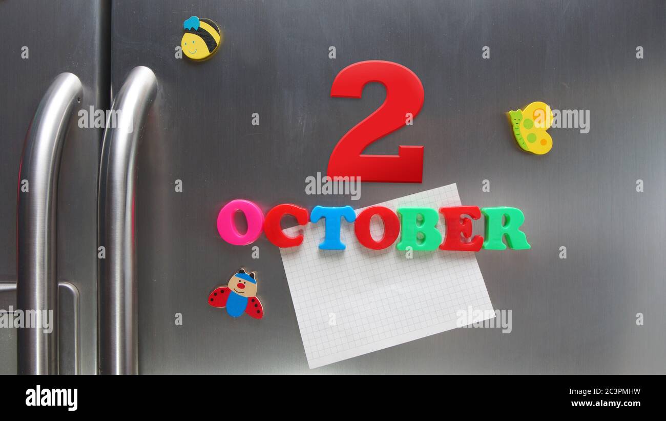 Kalenderdatum Oktober 2 mit Kunststoff-Magnetbuchstaben mit einer Notiz von Graphitpapier auf Tür Kühlschrank gemacht Stockfoto
