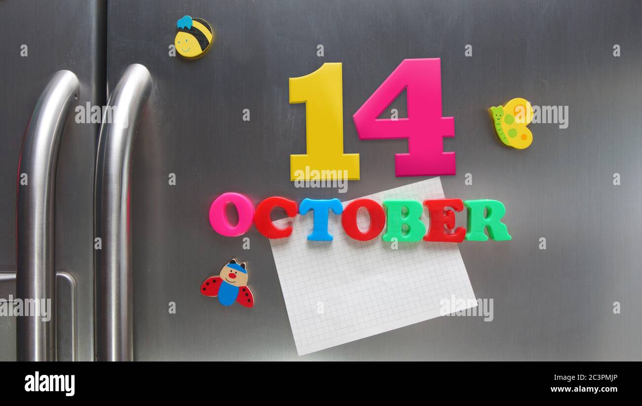 Oktober 14 Kalenderdatum mit Kunststoff-Magnetbuchstaben mit einer Notiz von Graphitpapier auf Tür Kühlschrank gemacht Stockfoto
