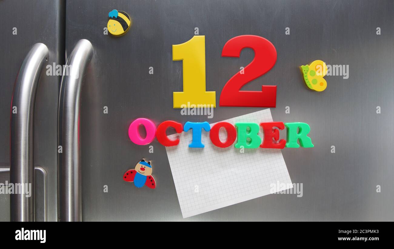 Oktober 12 Kalenderdatum mit Kunststoff-Magnetbuchstaben mit einer Notiz von Graphitpapier auf Tür Kühlschrank gemacht Stockfoto