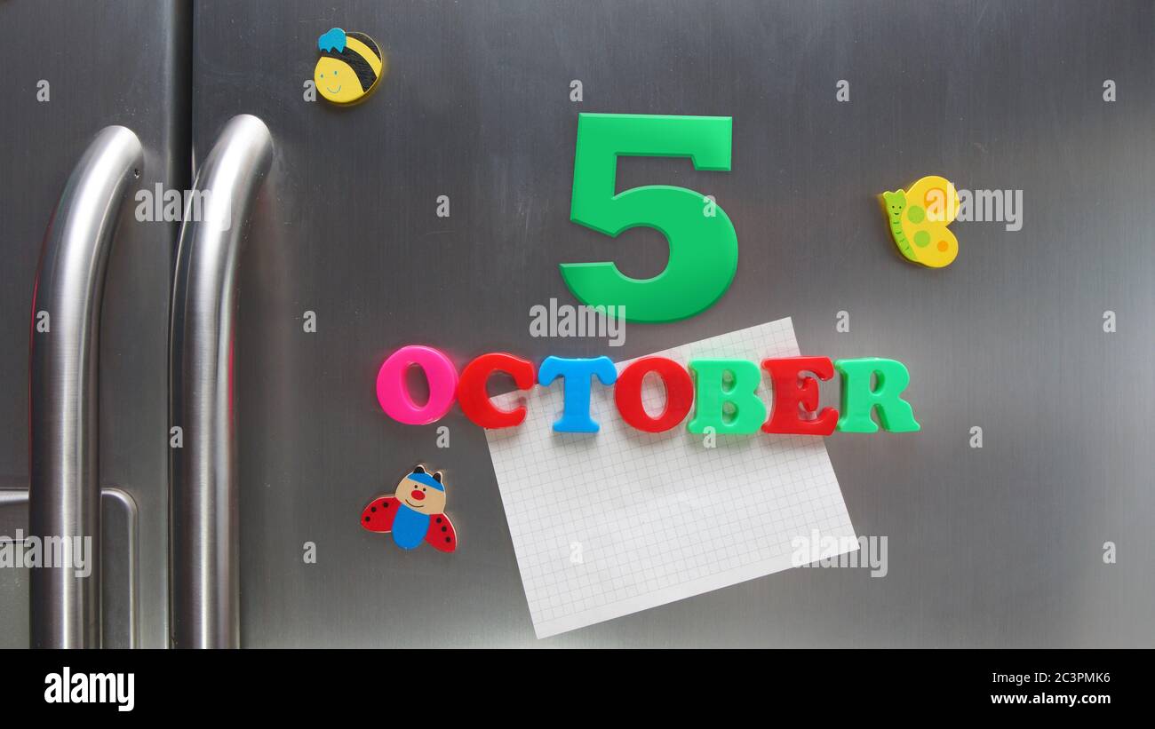 5. Oktober Kalenderdatum mit Kunststoff-Magnetbuchstaben mit einer Notiz von Graphitpapier auf Tür Kühlschrank gemacht Stockfoto