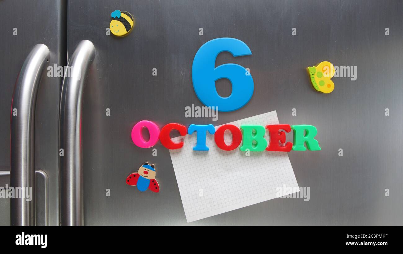 6. Oktober Kalenderdatum mit Kunststoff-Magnetbuchstaben mit einer Notiz von Graphitpapier auf Tür Kühlschrank gemacht Stockfoto