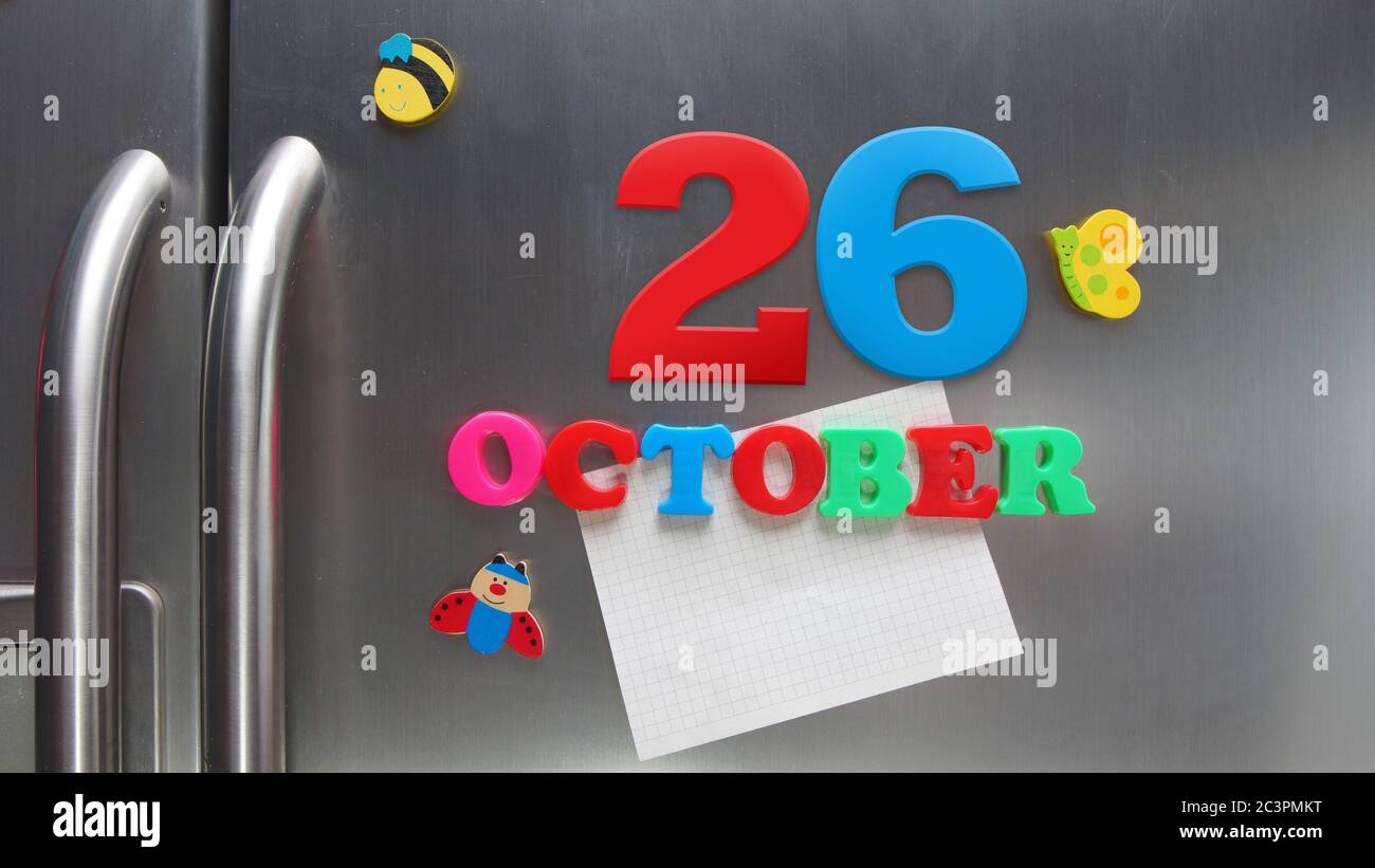 Oktober 26 Kalenderdatum mit Kunststoff-Magnetbuchstaben mit einer Notiz von Graphitpapier auf Tür Kühlschrank gemacht Stockfoto