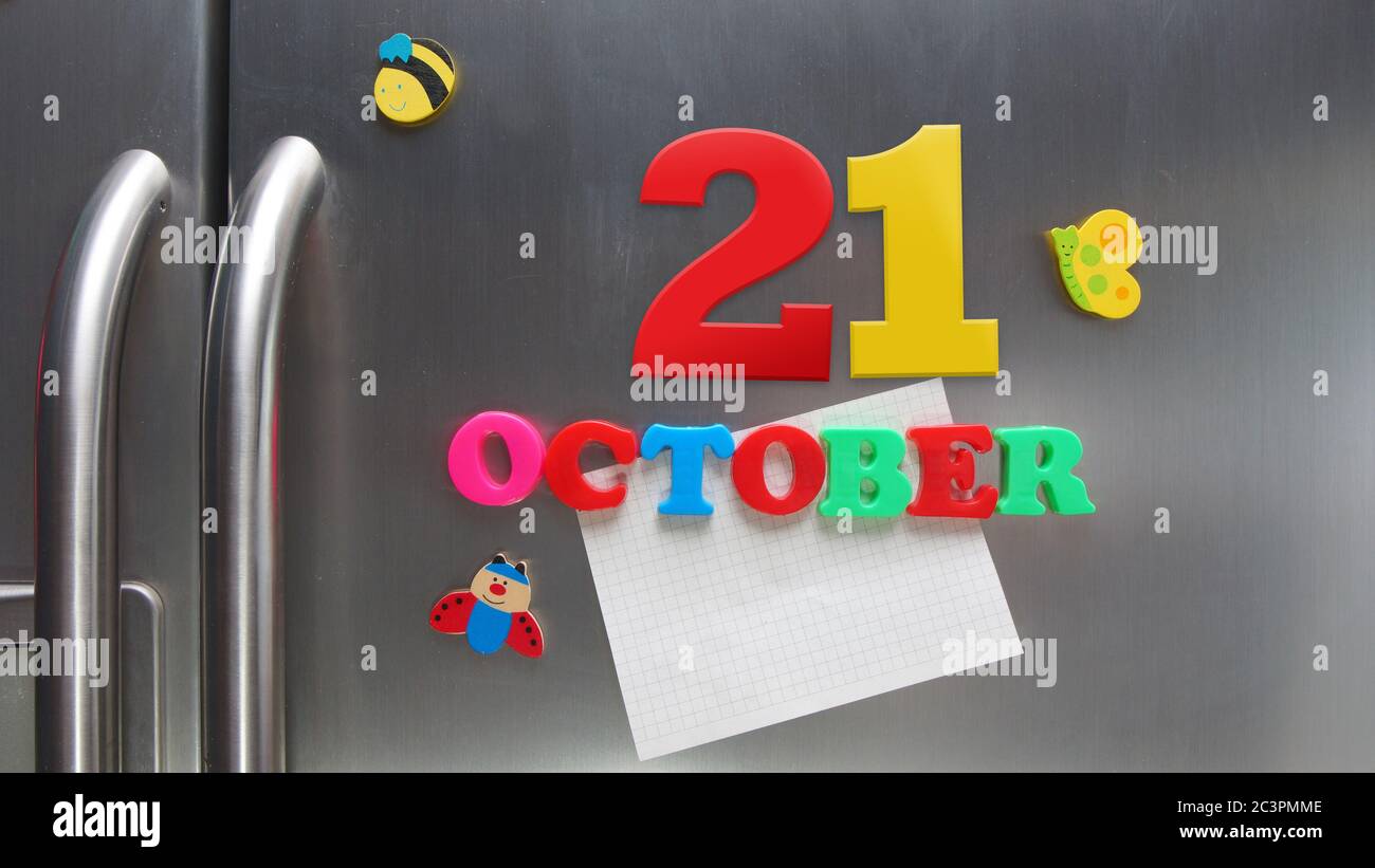 Oktober 21 Kalenderdatum mit Kunststoff-Magnetbuchstaben mit einer Notiz von Graphitpapier auf Tür Kühlschrank gemacht Stockfoto