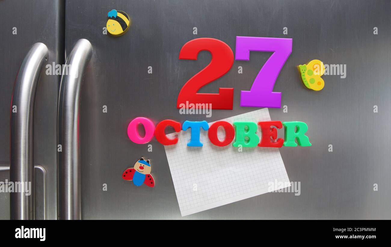 Oktober 27 Kalenderdatum mit Kunststoff-Magnetbuchstaben mit einer Notiz von Graphitpapier auf Tür Kühlschrank gemacht Stockfoto