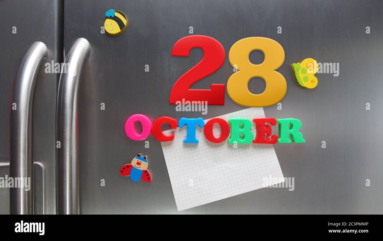 Oktober 28 Kalenderdatum mit Kunststoff-Magnetbuchstaben mit einer Notiz von Graphitpapier auf Tür Kühlschrank gemacht Stockfoto