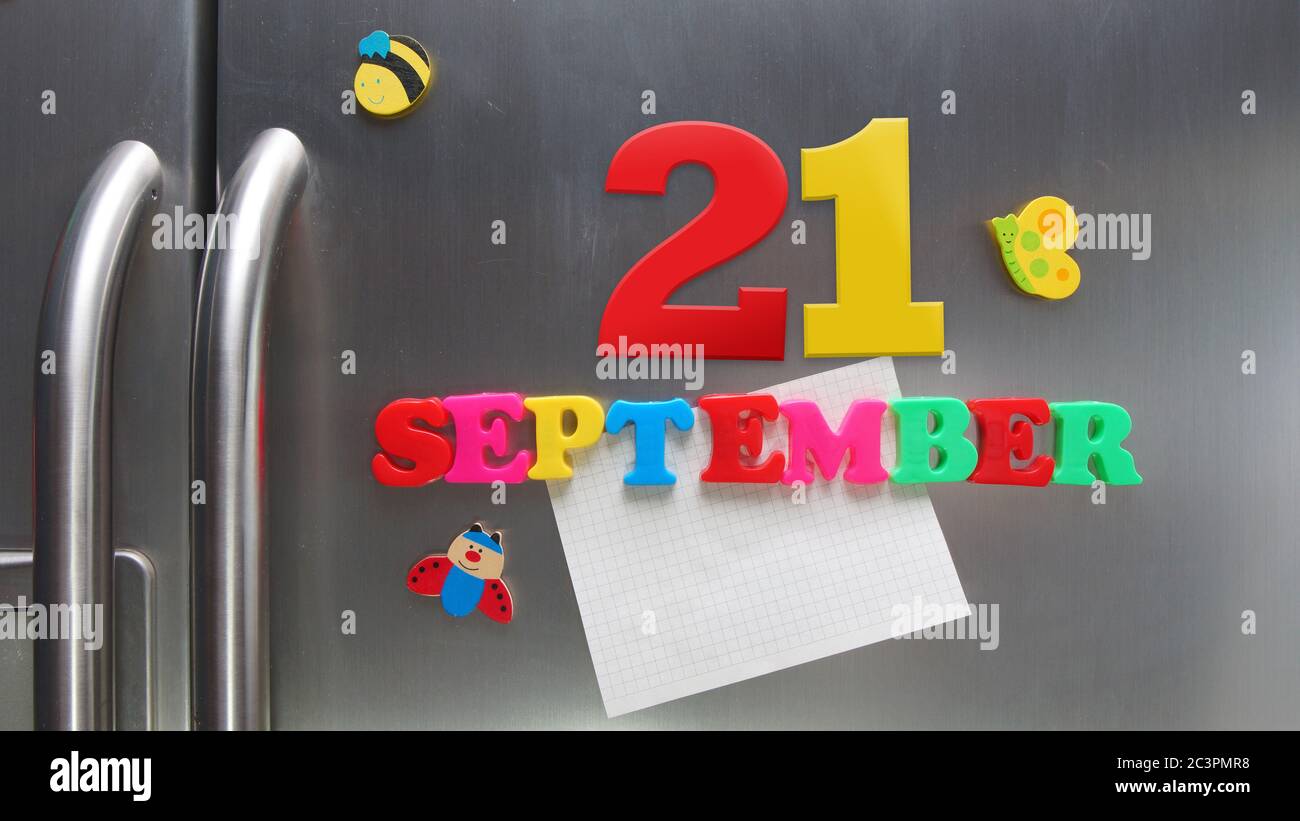 September 21 Kalenderdatum mit Kunststoff-Magnetbuchstaben mit einer Notiz von Graphitpapier auf Tür Kühlschrank gemacht Stockfoto