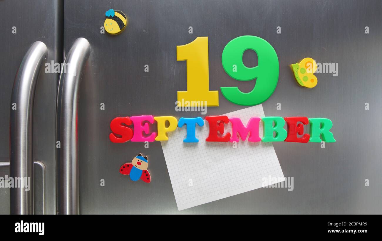September 19 Kalenderdatum mit Kunststoff-Magnetbuchstaben mit einer Notiz von Graphitpapier auf Tür Kühlschrank gemacht Stockfoto