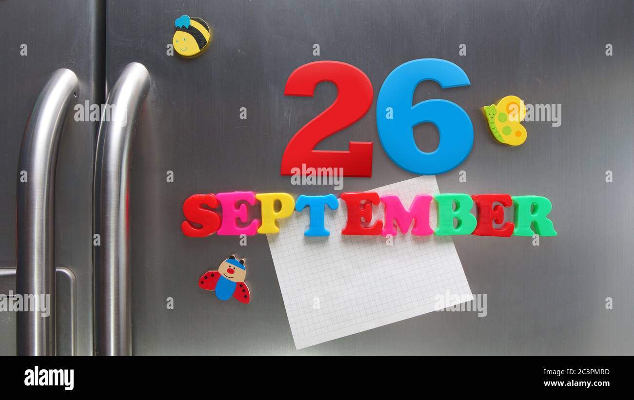 September 26 Kalenderdatum mit Kunststoff-Magnetbuchstaben mit einer Notiz von Graphitpapier auf Tür Kühlschrank gemacht Stockfoto