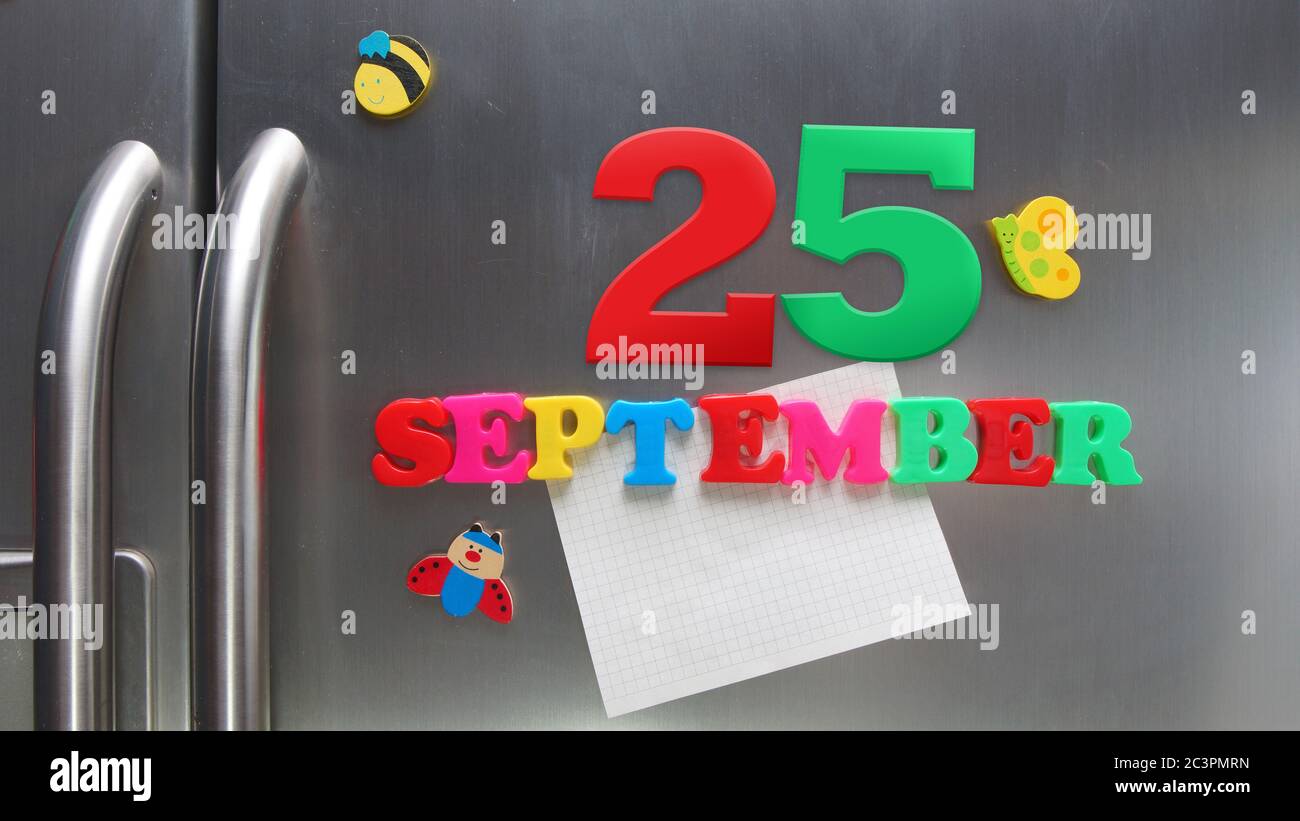 September 25 Kalenderdatum mit Kunststoff-Magnetbuchstaben mit einer Notiz von Graphitpapier auf Tür Kühlschrank gemacht Stockfoto