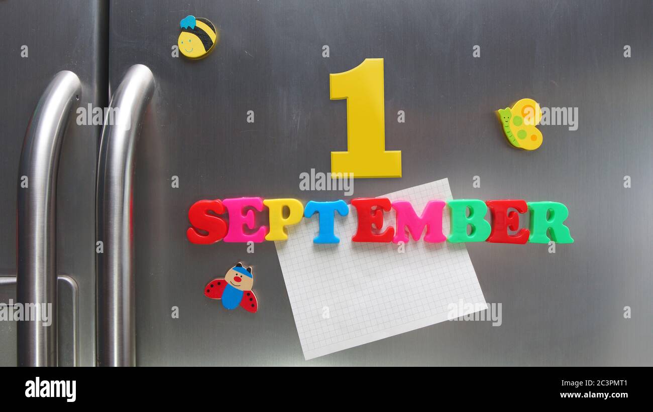 Kalenderdatum September 1 mit magnetischen Plastikbuchstaben mit einer Notiz von Graphitpapier auf Tür Kühlschrank Stockfoto