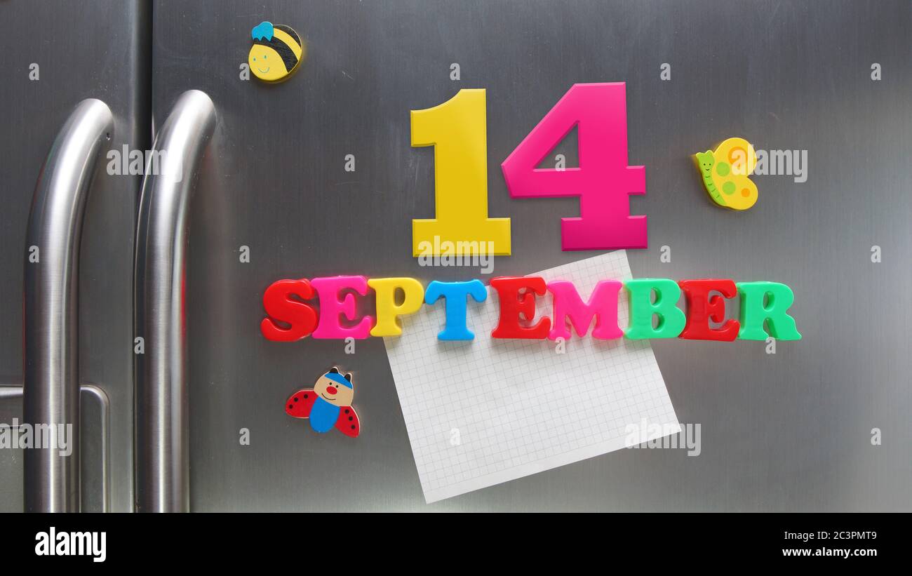 September 14 Kalenderdatum mit Kunststoff-Magnetbuchstaben mit einer Notiz von Graphitpapier auf Tür Kühlschrank gemacht Stockfoto