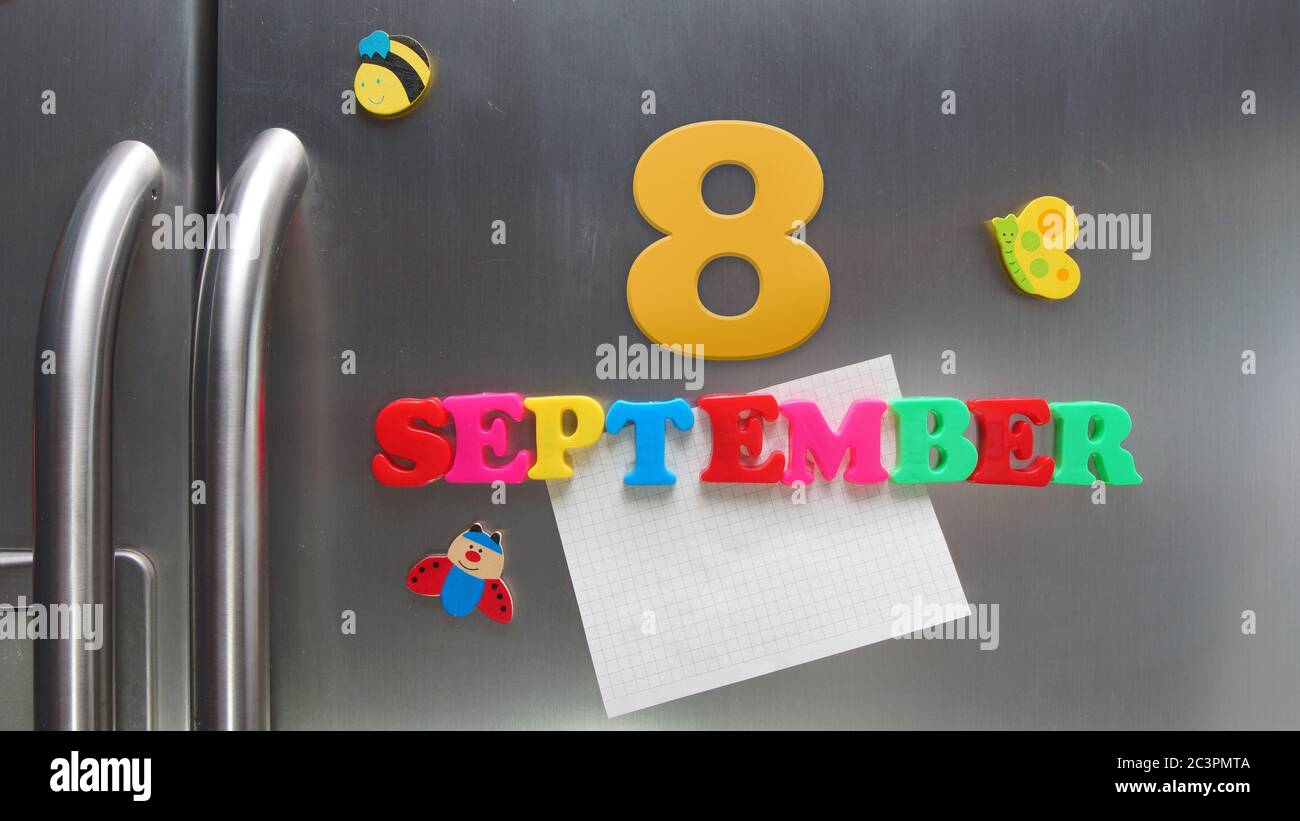 September 8 Kalenderdatum mit Kunststoff-Magnetbuchstaben mit einer Notiz von Graphitpapier auf Tür Kühlschrank gemacht Stockfoto