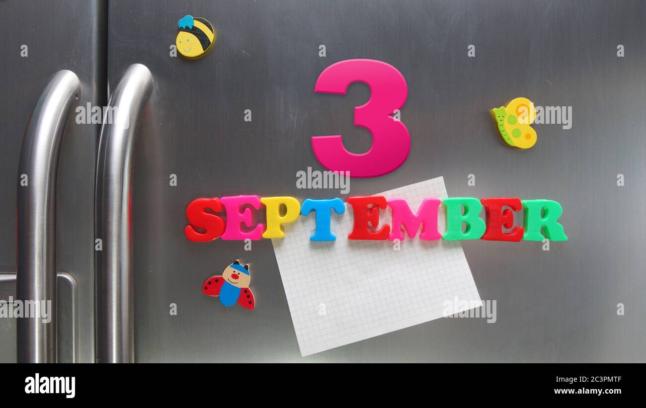 September 3 Kalenderdatum mit Kunststoff-Magnetbuchstaben mit einer Notiz von Graphitpapier auf Tür Kühlschrank gemacht Stockfoto