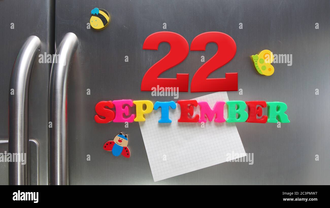 September 22 Kalenderdatum mit Kunststoff-Magnetbuchstaben mit einer Notiz von Graphitpapier auf Tür Kühlschrank gemacht Stockfoto