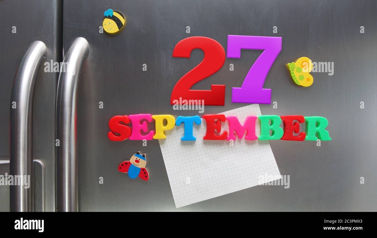 September 27 Kalenderdatum mit Kunststoff-Magnetbuchstaben mit einer Notiz von Graphitpapier auf Tür Kühlschrank gemacht Stockfoto