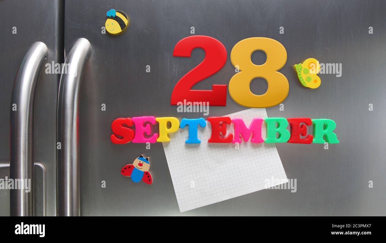 September 28 Kalenderdatum mit Kunststoff-Magnetbuchstaben mit einer Notiz von Graphitpapier auf Tür Kühlschrank gemacht Stockfoto