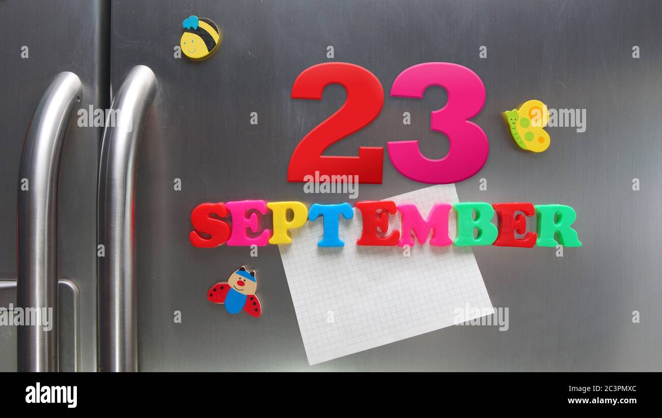September 23 Kalenderdatum mit Kunststoff-Magnetbuchstaben mit einer Notiz von Graphitpapier auf Tür Kühlschrank gemacht Stockfoto