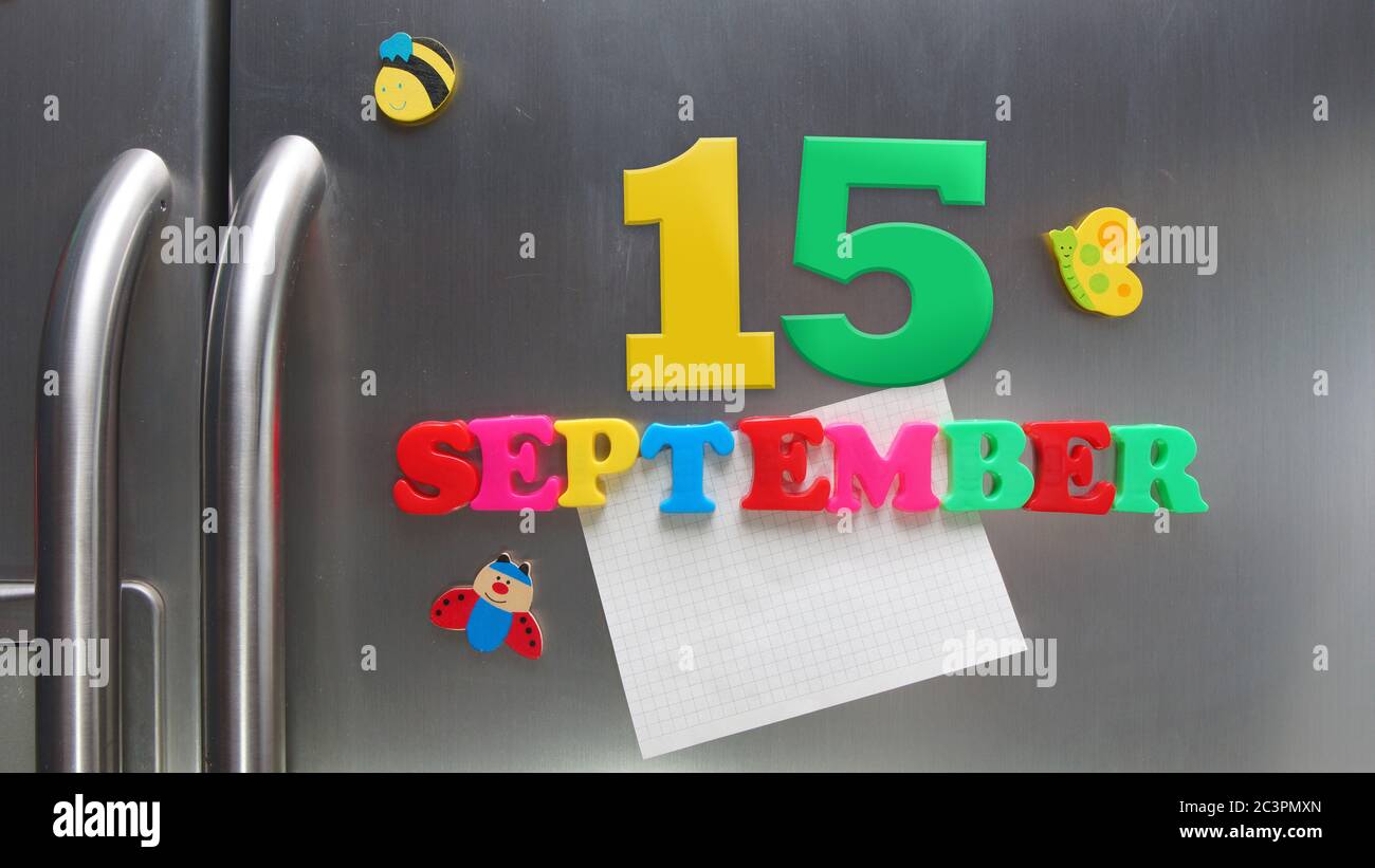 September 15 Kalenderdatum mit Kunststoff-Magnetbuchstaben mit einer Notiz von Graphitpapier auf Tür Kühlschrank gemacht Stockfoto