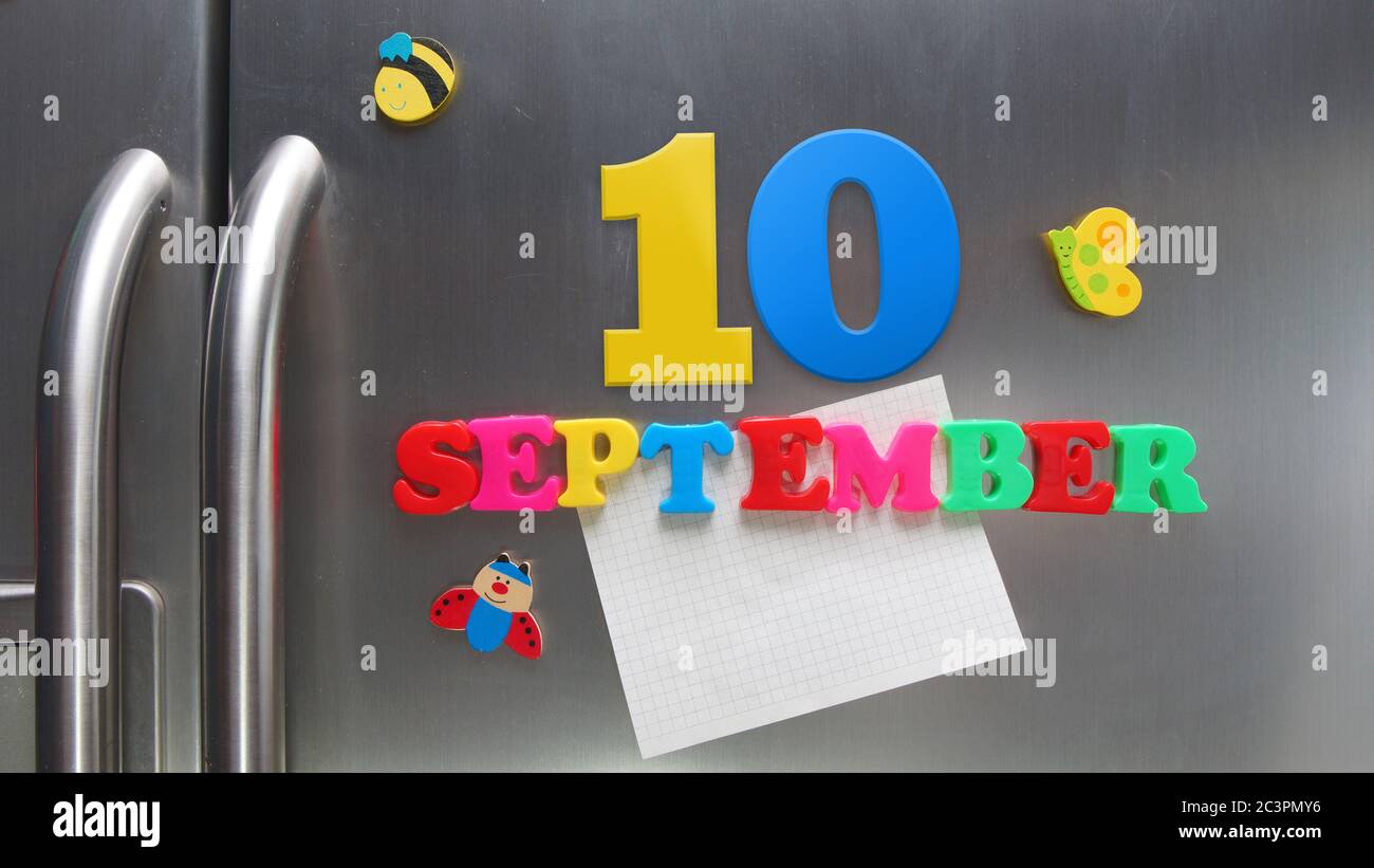 September 10 Kalenderdatum mit Kunststoff-Magnetbuchstaben mit einer Notiz von Graphitpapier auf Tür Kühlschrank gemacht Stockfoto