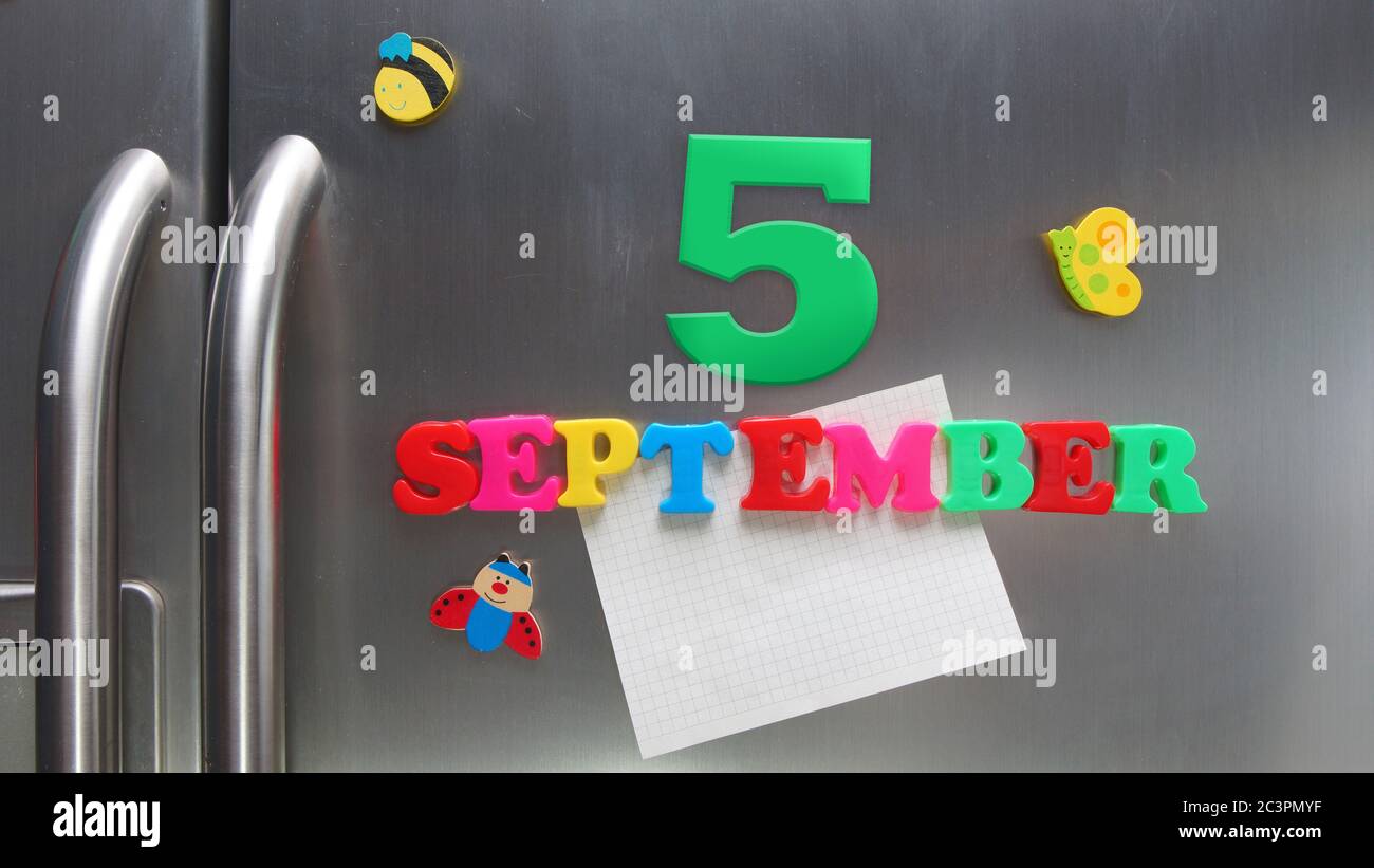 5. September Kalenderdatum mit Kunststoff-Magnetbuchstaben mit einer Notiz von Graphitpapier auf Tür Kühlschrank gemacht Stockfoto