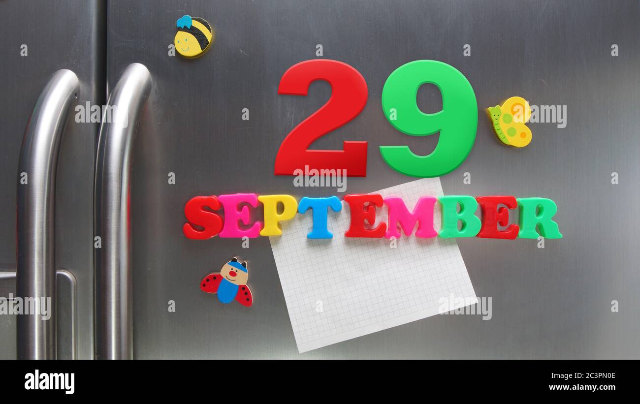 September 29 Kalenderdatum mit Kunststoff-Magnetbuchstaben mit einer Notiz von Graphitpapier auf Tür Kühlschrank gemacht Stockfoto