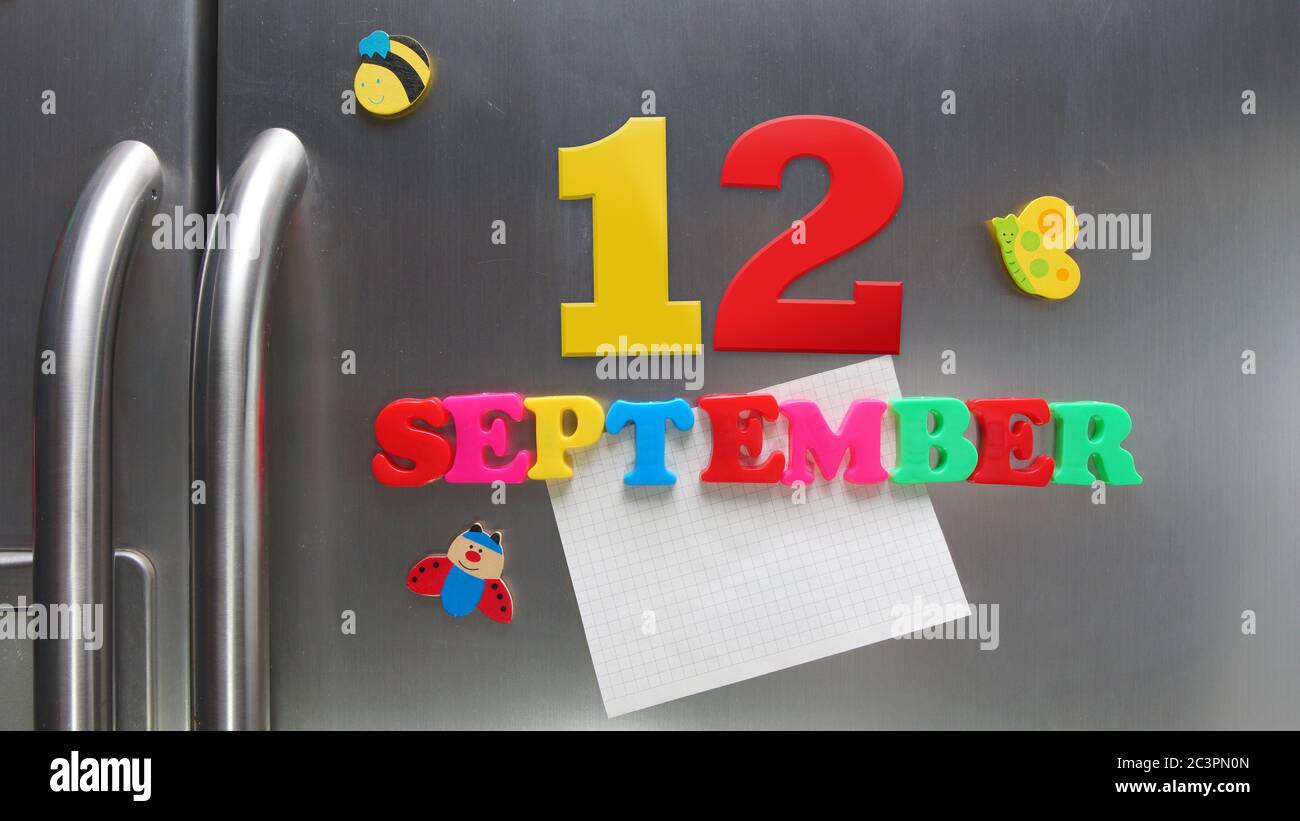 September 12 Kalenderdatum mit Kunststoff-Magnetbuchstaben mit einer Notiz von Graphitpapier auf Tür Kühlschrank gemacht Stockfoto