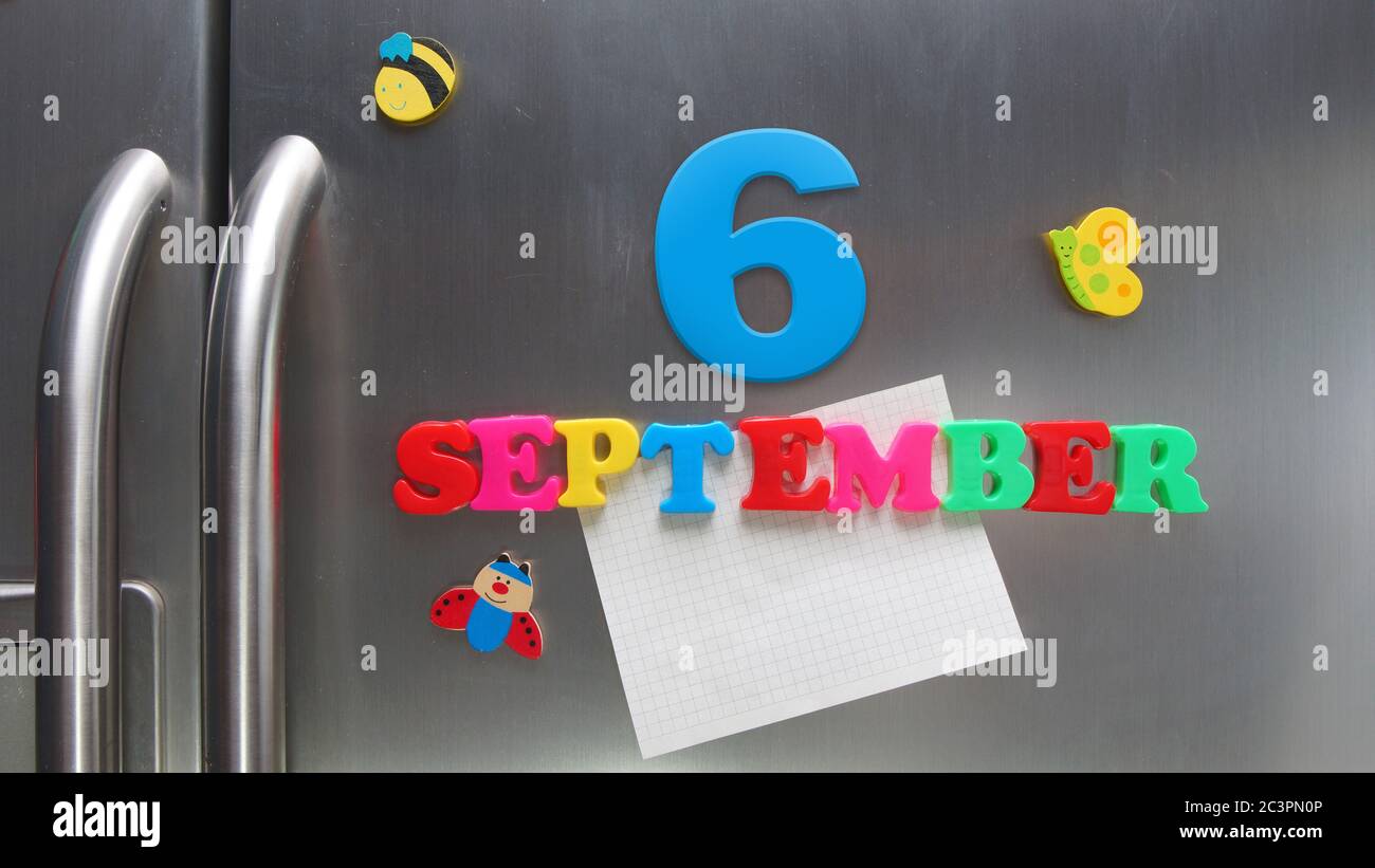 September 6 Kalenderdatum mit Kunststoff-Magnetbuchstaben mit einer Notiz von Graphitpapier auf Tür Kühlschrank gemacht Stockfoto