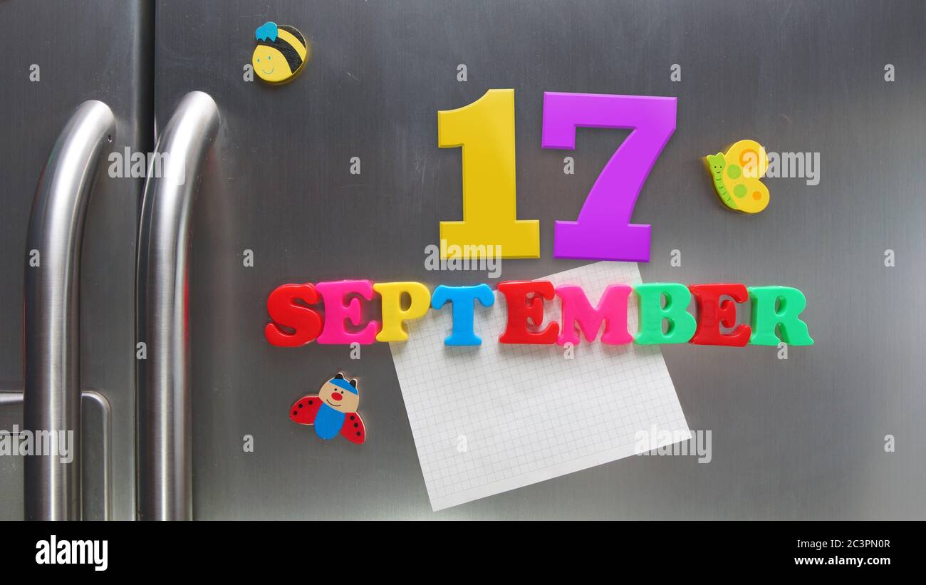 September 17 Kalenderdatum mit Kunststoff-Magnetbuchstaben mit einer Notiz von Graphitpapier auf Tür Kühlschrank gemacht Stockfoto