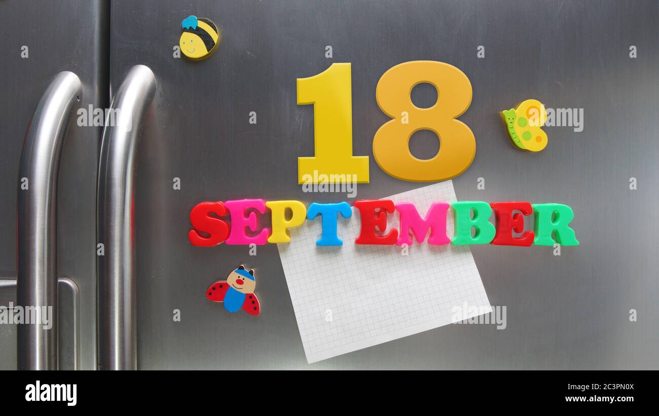 September 18 Kalenderdatum mit Kunststoff-Magnetbuchstaben mit einer Notiz von Graphitpapier auf Tür Kühlschrank gemacht Stockfoto